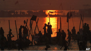 印度安拉阿巴德日落之际印度教信众在恒河中沐浴（10/2/2013）