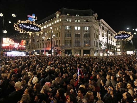 成千上万伦敦居民涌到市中心观看点灯仪式。