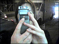 فردی در حال عکاسی با تلفن دوربين دار