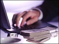 Рука з комп'ютерною мишкою, а при ній гроші