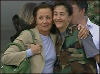 Ingrid encontra a mãe, logo após ser libertada