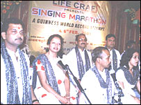 विश्व रिकॉर्ड के लिए गायन