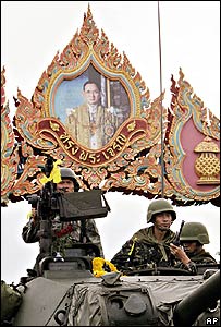 Xe tăng của lính đứng cạnh bức hình quốc vương