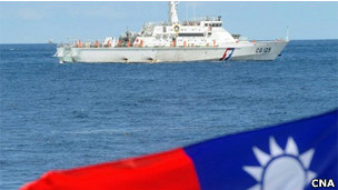 台湾海巡署巡防舰13日在彭佳屿与钓鱼台间海域执行护渔任务（13/09/2012）