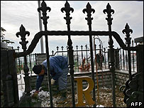 Një punonjës i varrezës përgatit varrin e familjes ku të vendoset trupi i zotit Rugova