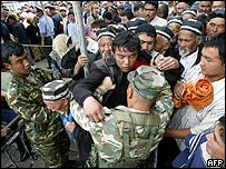 Karasu geçişinden Özbekistan'a dönmek isteyen mülteciler