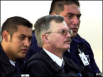 Cavallo, ao ser extraditado do México, onde foi preso, pela Espanha (arquivo)