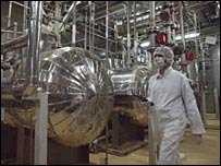 ماموران امنيتی در تاسيسات اصفهان قبل از بازديد رييس جمهوری