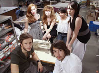 Jovens britânicos trabalharam em fábricas na Índia