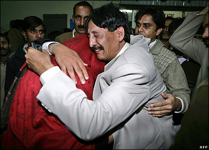 Përkrahësit e udhëheqëses së ndjerë të opozitës duke qarë në ambjentet e spitalit.