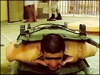 زندانی عراقی در ابوغريب