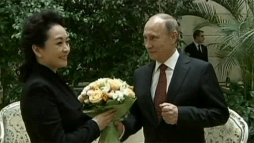 普京給彭麗媛獻花