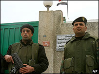 Policiais palestinos em frente a escritório egípcio em Gaza