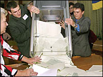 Підрахунок голосів у жовтні 2004 року. Підозрювані фальсифікації викликали масові протести. Фото УНІАН