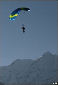 Pára-quedista salta sobre Everest. Foto: AFP