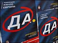 Sırbistan'da referandum afişi