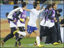 هداف كوريا الجنوبية يارك تشو يونج يحتفل بالفوز