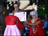 اهدای جايزه به گروه هنرمندان کره توسط هوشنگ کامکار