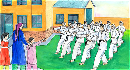 نوریه با همقطارانش مصروف اجرای تمرین کاراته اند