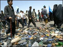 Chinelos deixados por vítimas de tumulto em Bagdá