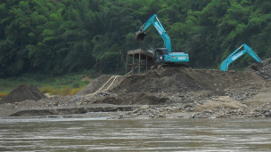 挖土機開挖河岸