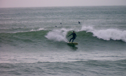 Echoes of Whiterocks? We share some surfage in common with our Oregon cousins. "W 6ft, changing to SW 9ft @ 11sec's, with some S wind gusts to 45mph" ... cold water, happed up like Michelin-persons, and most important, good charging lines. [I hope to get out there this summer - m]. Pic, Oregon, Mekenas, New Years Day 06