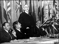 Kinh tế gia người Anh John M. Kennes phát biểu tại Hội nghị Bretton Woods năm 1944