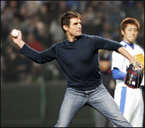 Tom Cruise phát bóng trong một trận thi đấu bóng chày