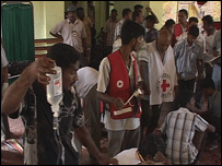 अस्पताल में घायलों का इलाज