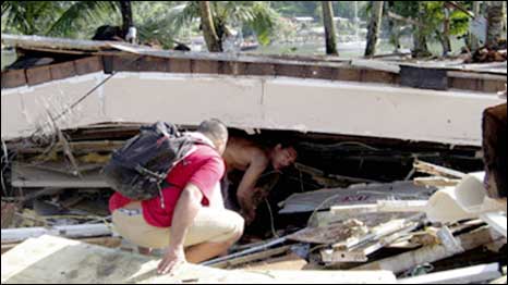 البحث في الأنقاض في قرية باجو باجو عن الناجين من التسونامي