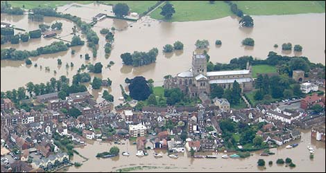 Tewkesbury Abbey surrounded by flooding in 2007