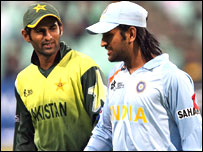 शोएब मलिक और महेंद्र सिंह धोनी