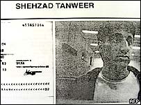 تصوير شهزاد تنوير که هنگام ورود به پاکستان از وی گرفته شده است 