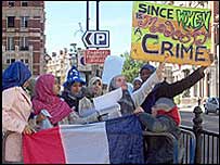 زنان محجبه لندن در تظاهرات حمايت از حجاب مدارس در فرانسه