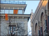 Нацбанк України з оранжевими стягами. Фото Анастасії Зануди