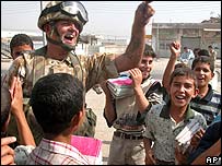 سرباز بريتانيايی در حال صحبت با کودکان عراقی