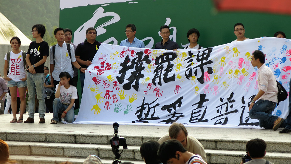 「學運老鬼」舉起「撐罷課」手印橫幅(BBC中文網記者葉靖斯攝19/9/2014)