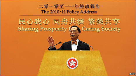 香港行政长官曾荫权在发表施政报告后会见媒体记者（13/10/2010）