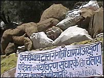 पहाड़ों से लाया गया कचरा