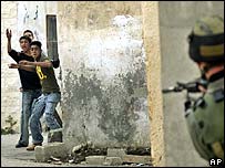 Palestinos atiram pedras em soldado israelense na cidade de Jenin