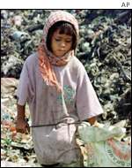 Chudoba žene děti do náručí pasáků