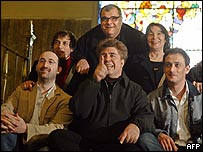 Almodóvar e o elenco do filme em Cannes