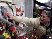 Homem lamenta morte de Milosevic em Belgrado