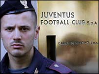 Một cảnh sát đứng trước trụ sở của Juventus ở Turin