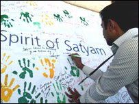 समर्थन जताते कर्मचारी