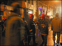 ماموران آتش نشانی و حاضران در اطراف مسجد ارگ