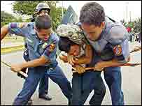 Policie zasahuje proti demonstrantům