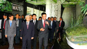 Ông Trọng đến thăm Vườn bên vịnh (Ảnh: TTXVN)