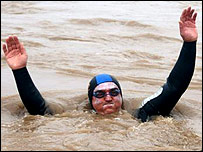 Martin acena para fotógrafo no fim de um dia de braçadas
