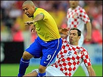 Ronaldo tenta escapar de croata durante jogo da Seleção